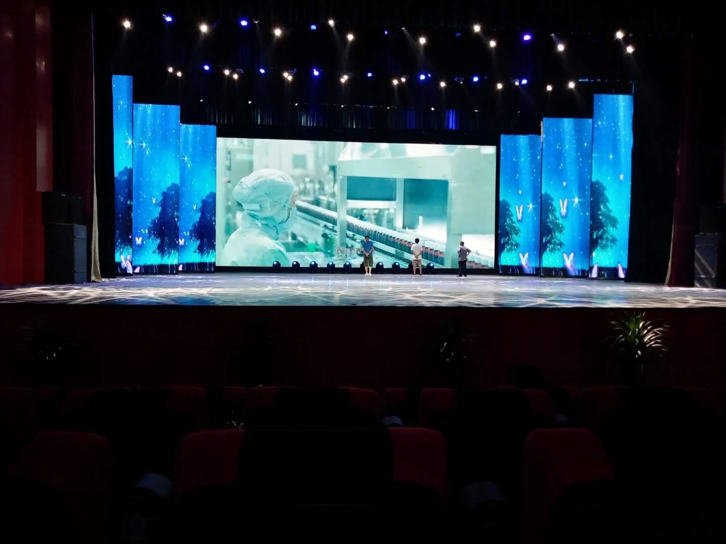 對開移動翻轉LED屏1